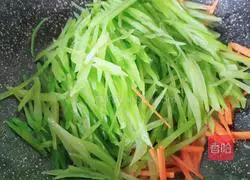 How to fry shredded lettuce Illustration 6