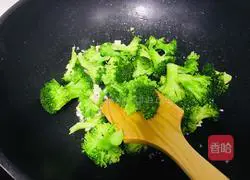 Illustration of how to make broccoli in oyster sauce 7