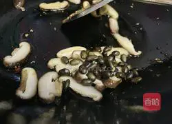 Illustration of how to make black beans, mushrooms and rapeseed 12