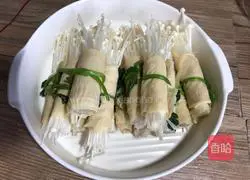 Illustration of making enoki mushroom bean skin rolls 7