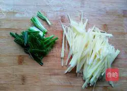 Illustration of how to make green onion and potato shreds 2