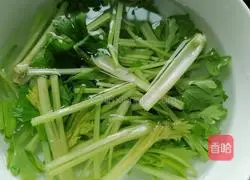 Illustration of how to mix celery and yuba 2