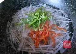 Illustration of how to mix lotus root 5