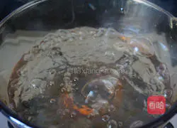 Illustration of how to mix celery and peach kernels 3