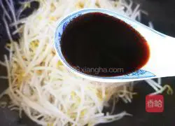 Illustration of how to make stir-fried bean sprouts with leeks 6