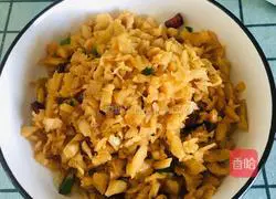 Illustration of how to stir-fry Cantonese preserved vegetables 6