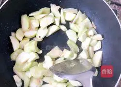 Illustration of how to make scrambled eggs with luffa 3