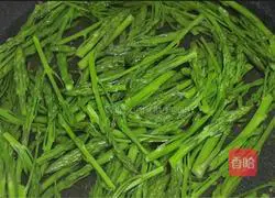 Illustration of how to make stir-fried asparagus tips 3