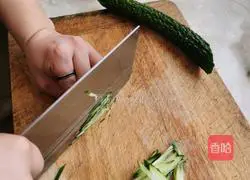 Illustration of how to make shredded tofu and cucumber salad 4