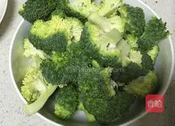 Illustration of how to make stir-fried broccoli 2