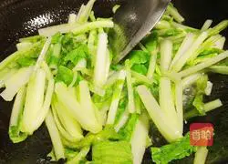 Illustration of how to stir-fry hibiscus vegetables 7