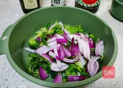 Illustration of how to make broccoli with nuts 4