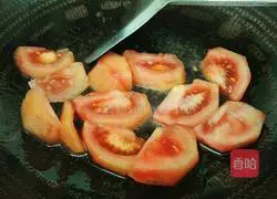 Illustration of how to stir-fry lotus white with tomatoes 5