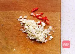 Illustration of how to make spinach and nuts mixed with enoki mushrooms 4