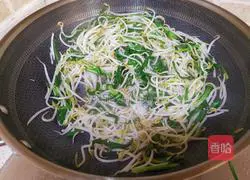 Illustration of how to make stir-fried bean sprouts with bean skin and leeks 6