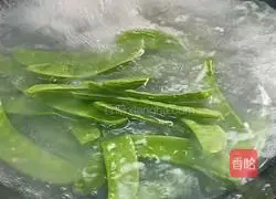 Illustration of how to make fried lotus root slices with snow peas 6