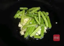 Illustration of how to make fried beans with garlic paste 5