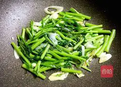 Illustration of how to make stir-fried chrysanthemum chrysanthemum 3