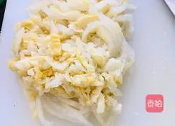 Illustration of how to stir-fry sauerkraut with shredded potatoes 3