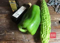 Illustration of how to stir-fry bitter melon with bell pepper 1