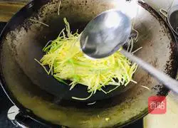 Illustration of how to make green pepper and potato shreds 5