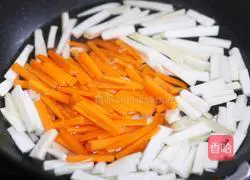 Illustration of how to stir-fry carrots with king oyster mushrooms 4
