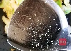 Illustration of how to make hand-shredded cabbage 8