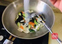 Illustration of how to stir-fry lily with cucumber, fungus and fungus 4