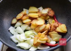 Illustration of how to make cumin onion and potato slices 7
