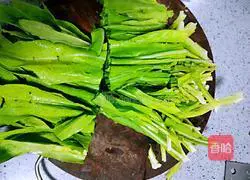 Illustration of how to make stir-fried lettuce 3