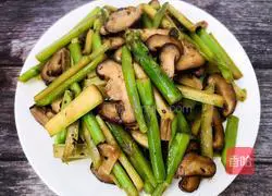 Illustration of how to stir-fry mushrooms with garlic and asparagus 7