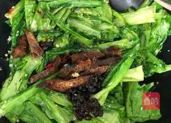 Illustration of how to make black bean sauce, dace and lettuce 6