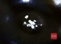 Illustration of how to stir-fry green vegetables with black fungus 4