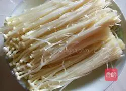 Illustration of how to make enoki mushrooms with chopped pepper 3