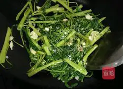 Illustration of how to make stir-fried water spinach 5