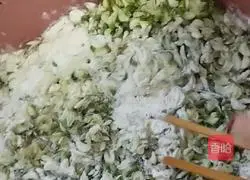 Illustration of how to steam locust flowers 4