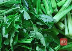 Illustration of how to make minced garlic and wild celery 5