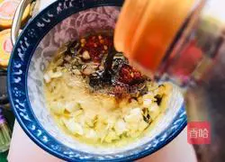 Illustration of how to steam enoki mushrooms with garlic chili sauce 4