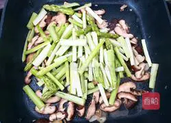 Illustration of how to stir-fry mushrooms with garlic and asparagus 5