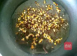 Illustration of how to stir-fry carrots with enoki mushrooms 13