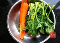 Stir-fry spinach and carrots Illustration of how to do it 1