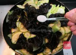 Illustration of how to stir-fry zucchini and fungus 18