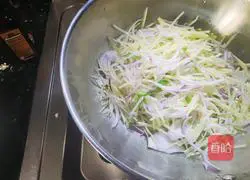 Illustration of how to make green pepper and potato shreds 6