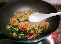 Illustration of how to make stir-fried bean sprouts with leeks 9