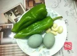 Illustration of how to make green pepper preserved eggs 1