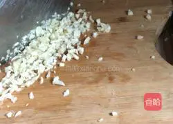 Illustration of how to make garlic broccoli 2