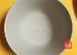 Illustration of how to make celery and lotus root slices with oil 6