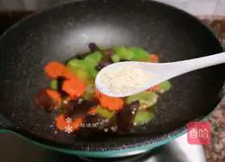 Illustration of how to stir-fry lettuce and fungus 10