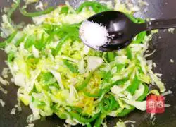 Illustration of how to make stir-fried cabbage and pepper 8