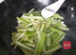 Illustration 4 of how to stir-fry celery with lily and wolfberry 